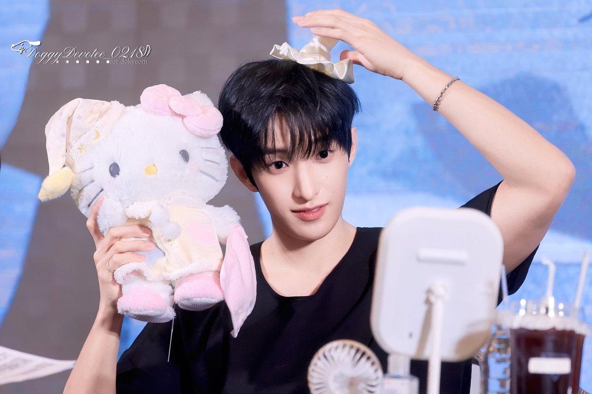 DoggyDevotee218's tweet photo. 260208
yzy shanghai

#도겸 #이석민 
#ドギョム #DOKYEOM 
#세븐틴 #SEVENTEEN
@pledis_17 https://t.co/Va0VlTKSJ0
