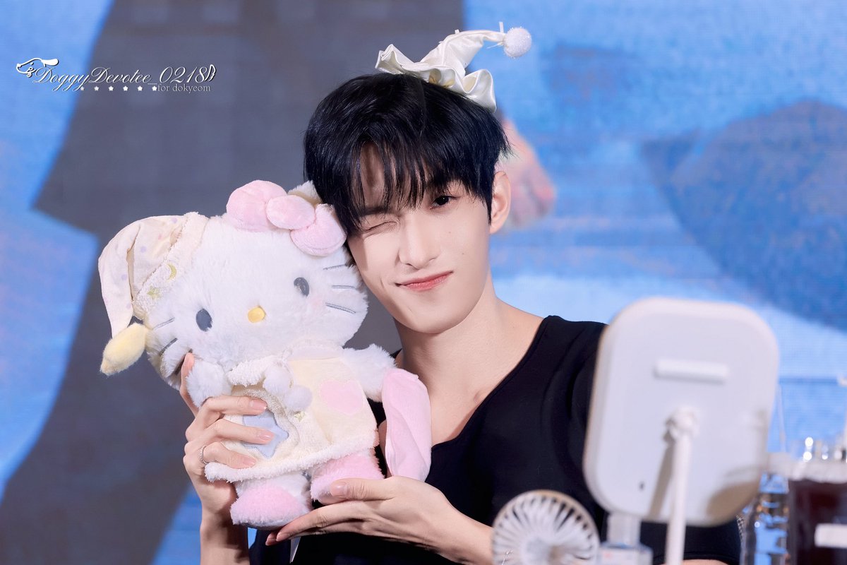 DoggyDevotee218's tweet photo. 260208
yzy shanghai

#도겸 #이석민 
#ドギョム #DOKYEOM 
#세븐틴 #SEVENTEEN
@pledis_17 https://t.co/IMsYQmSDfP