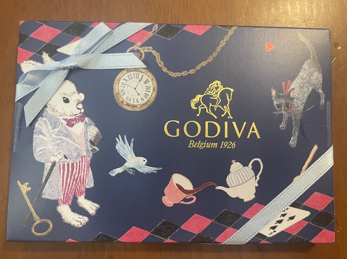 缶がかわいくて衝動買いしてしまったパンどろぼうのチョコと、箱がめちゃくちゃオシャレで買ったチョコ....!!!!
(こういう缶や箱って食べた後はとっておきたいけど.....結局使い道なかったりする.....!!!) 