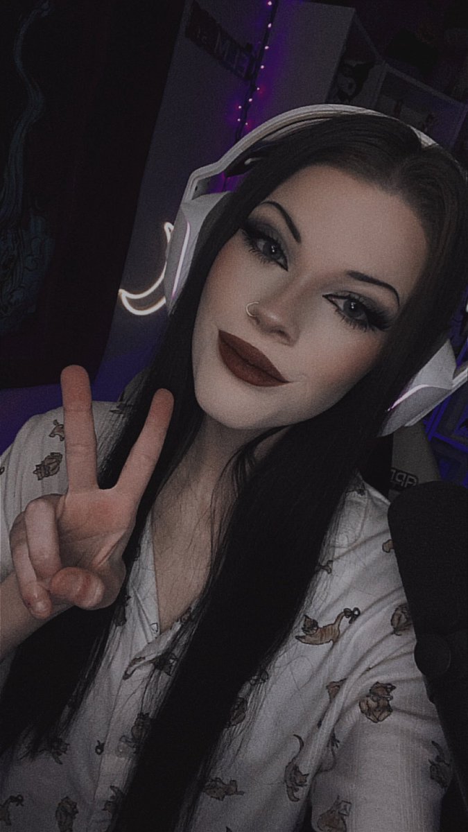 GOTH MOMMY HAS RETURNED!!!! ⛓️🖤 
I am back and here to answer your questions and let you all know why I’ve been gone for so long!! Come see me my beans!! 🤍🖤
Twitch.tv/BlackIvyyy