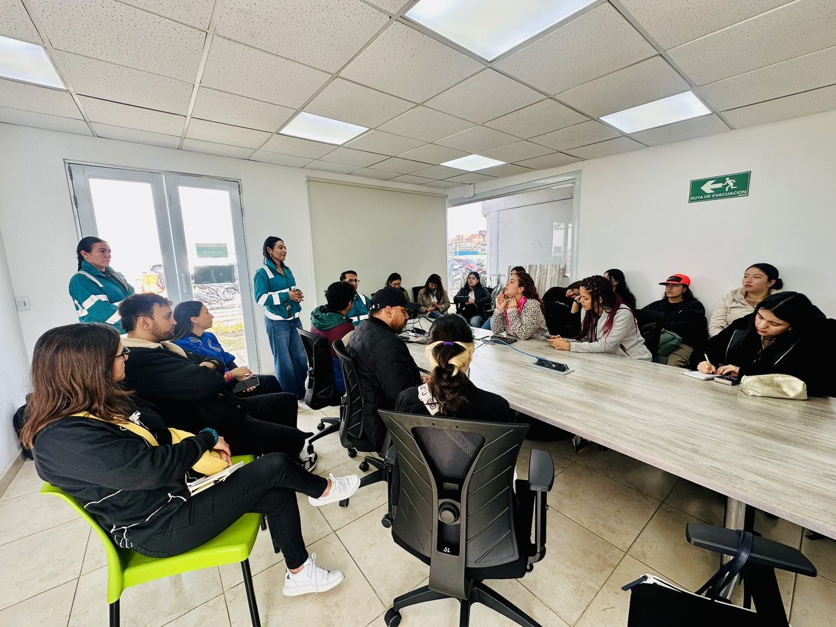 El pasado sábado iniciamos la celebración de los 30 años de la Especialización en Derecho Ambiental con la salida de campo de nuestros  estudiantes y profesores a <a href="/BogotaLimpiaSAS/">Bogotá Limpia S.A.S</a> 

🌿♻️ Aprender en territorio para conectar derecho ambiental y economía circular

#DerechoAmbiental