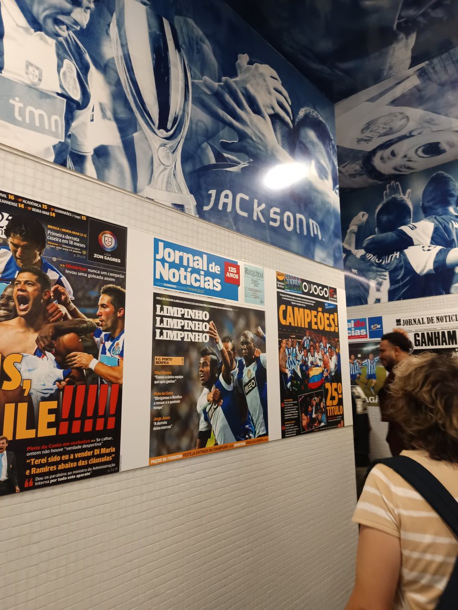 🚨🚨💣💣 Após responsáveis do FC Porto terem invadido o balneário visitante durante a partida para forrar as paredes com provocações, permitiram também uma pequena visita guiada a alguns turistas que por ali andavam.
