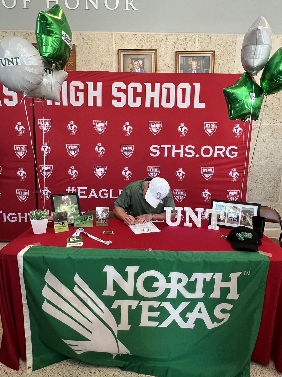 26MichaelTaylor's tweet image. Done deal. 📄🖊️ #GMG 🧩 

@CoachJCros @Coach_NealBrown @NickGatto @CoachDavis82 @MeanGreenFB @STHFootball