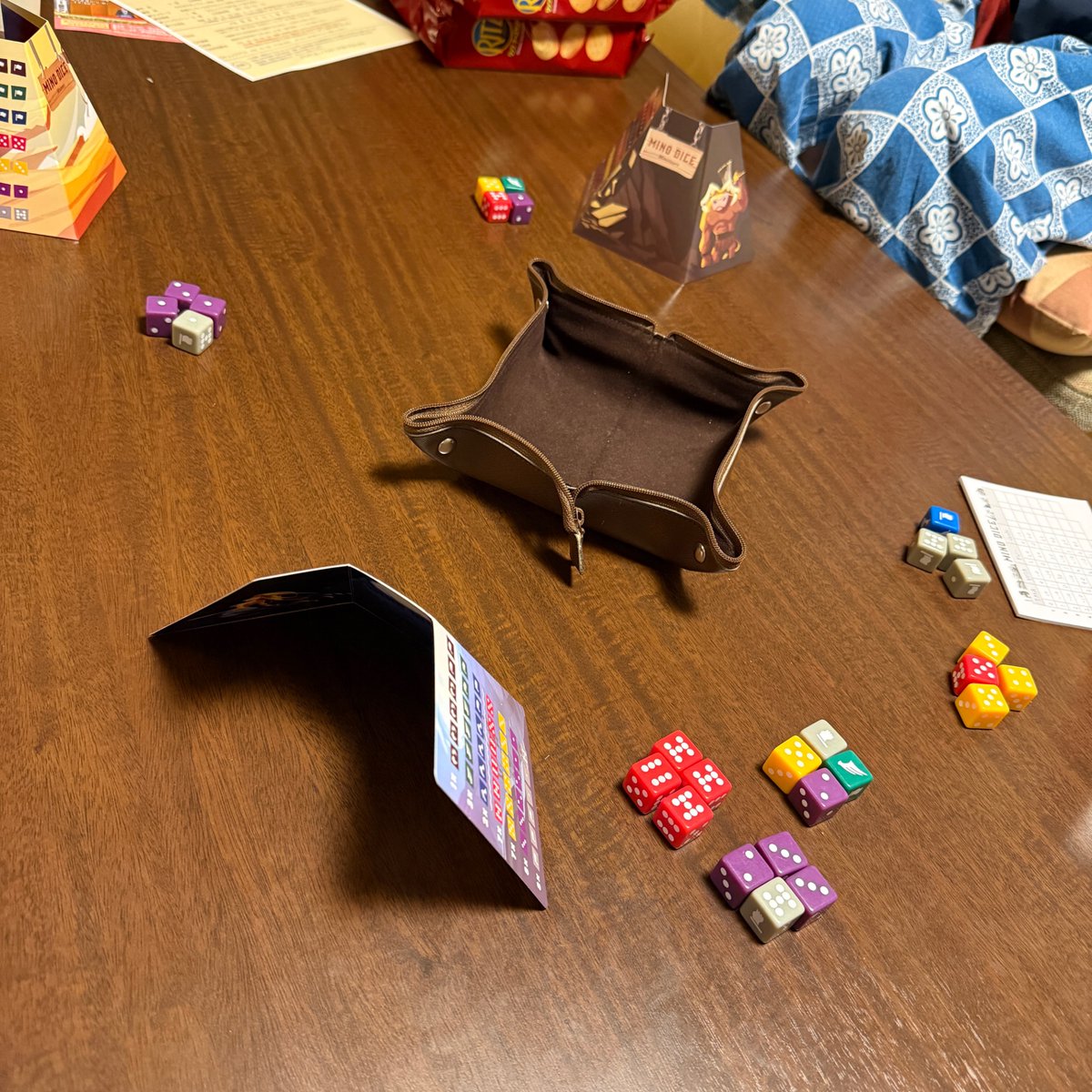 ミノダイス

ダイスで行うビッドタイプのトリテ。ビッドしようがないようで、意外と思惑を持ってビッドできる。ダイス毎に出目に傾斜があることと、特殊ダイスの３角関係がビッドを成り立たせてくれてる。トリックに使って初めてダイスの出目が定まる仕組みが、ドラマを生み出してくれる。