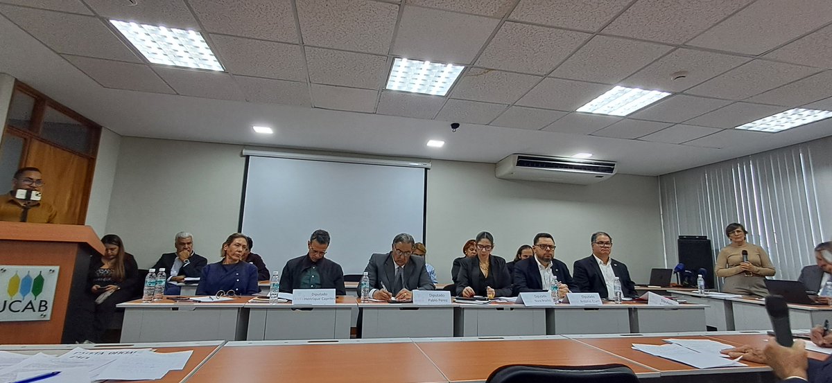 ablena's tweet image. Hoy la Fracción Libertad (UNT, Unión y Cambio, Lápiz) de la AN invitó a la Consulta Pública sobre la Ley de Amnistía. 

"el momento político es una oportunidad que se abrió a partir del #3E. Sin #3E no estaríamos hablando de Amnistía ni liberación de presos politicos"