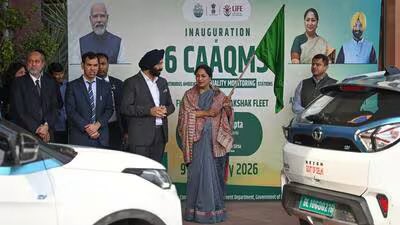 sapnamadan's tweet image. Delhi CM Rekha Gupta launched 6 new air quality stations, raising total to 46, and rolled out Vayu Rakshak with 100 vehicles to monitor pollution. She stressed year-round action and transparent data for cleaner air. #DelhiPollution
