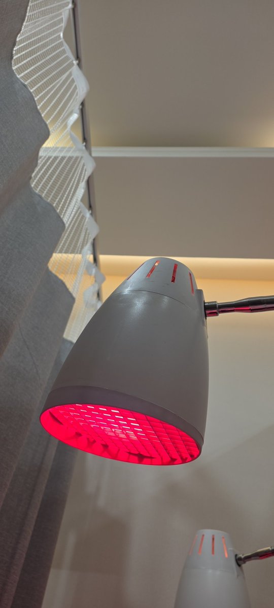 한의원에 어깨 침맞으러 왔다가
현관에서 신발줍다 라이브로 허리 삐어서
간호사분들 한의사쌤 전부 처음 목격하는 현지직송 환자됨 ㅠㅠㅠㅠㅠㅠㅠ

안녕하세요 병원에서 스폰되는 환자는 처음이시죠 쌤.....