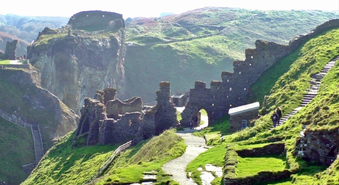 KING ARTHUR and Whats Left of His Castle. 👑🏰

"The Gallos statue, often referred to as the "King Arthur statue," holds a significant place at Tintagel Castle on Tintagel Island, UK."