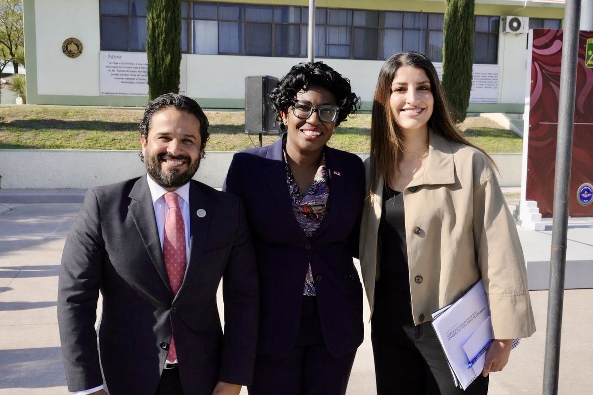 PaulinaOcanaE's tweet photo. La transformación de Sonora se vive en cada uno de los municipios, y nuestro gobernador @AlfonsoDurazo lo demuestra con acciones concretas.

Acompañamos su gira por el norte del estado para:
📚 Entregar equipo y becas a estudiantes de educación básica en #Ímuris.
💉 Inaugurar el Centro Regional de Vacunación en #SantaAna.
🏗️ Supervisar la construcción del Auditorio Cívico de #Magdalena.
🚨 Encabezar la Mesa de Seguridad en #Nogales.