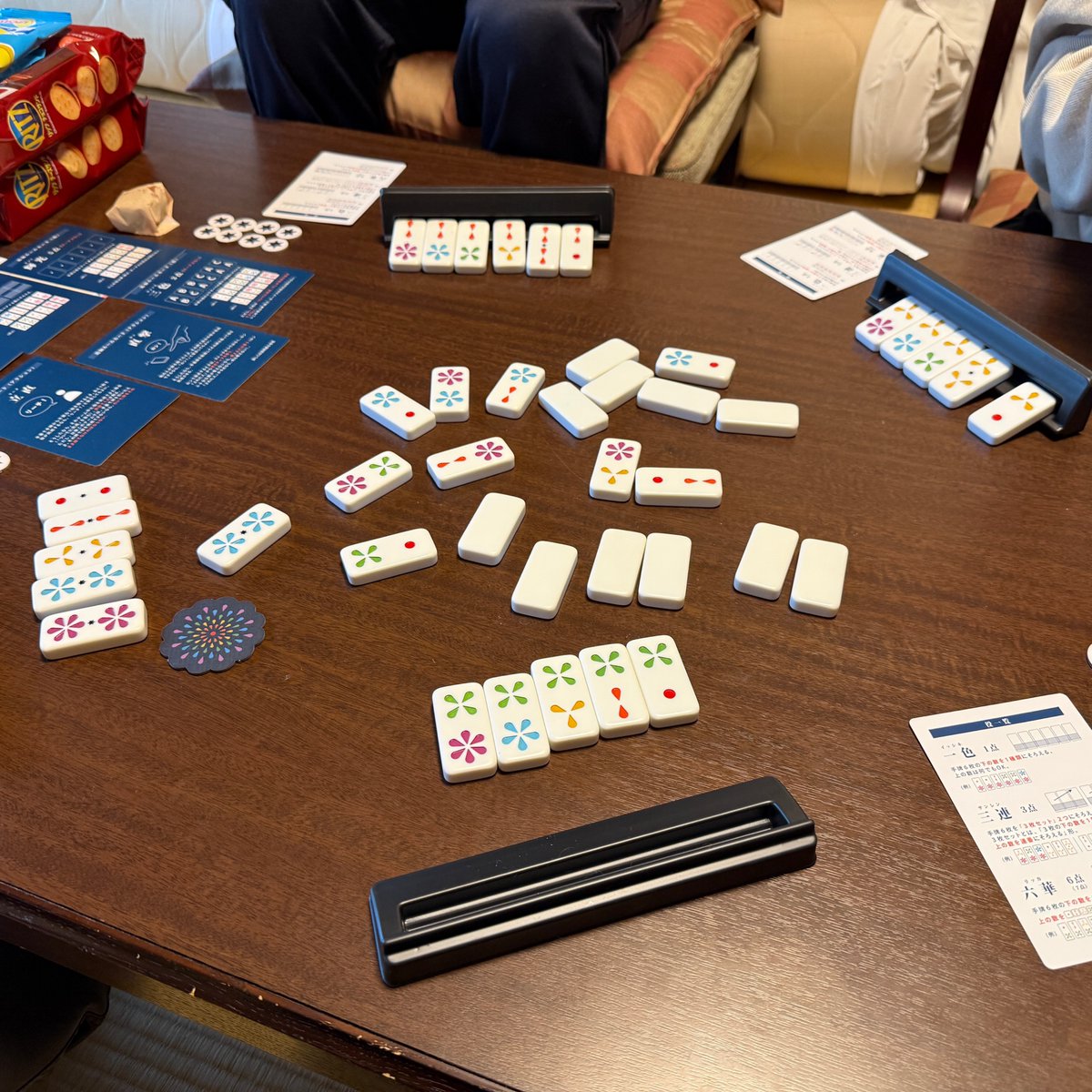 六華

気軽に楽しめる麻雀風セットコレクション。ドミノ牌で役を成立させて、一定の得点を集めれば勝利。役は成立させやすい分、小さく勝ちを刻むか、大きく一気に勝ちに近づくかが考えどころ。ついでに上がる、という仕組みがその勝負をいつ切り上げるかの悩ましさに一捻り加えている。