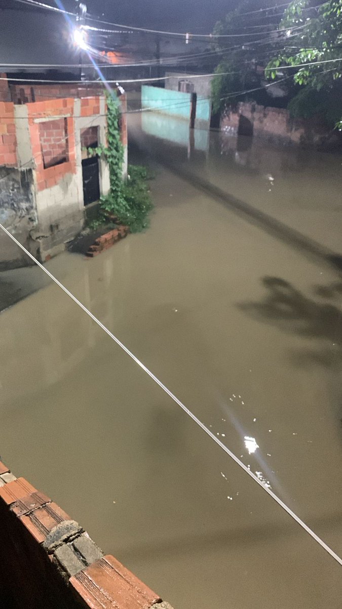 1carlamotta's tweet photo. Rua beira rio. No bairro trindade, São Gonçalo, vivendo esse transtorno todos os dias, prefeito cadê vc? Capital Nelson. Essa é a realidade do município. https://t.co/JN0zsceqPp