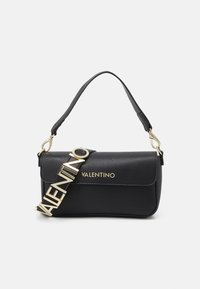 Manasav_ES's tweet photo. Luce sofisticada con el bolso ALEXIA en nero por solo 76.95€ en Zalando, antes 109.99€. ¡Aprovecha esta oferta!
Accede a la oferta en => https://t.co/vjezl1iCrE https://t.co/9lpHunfLEc