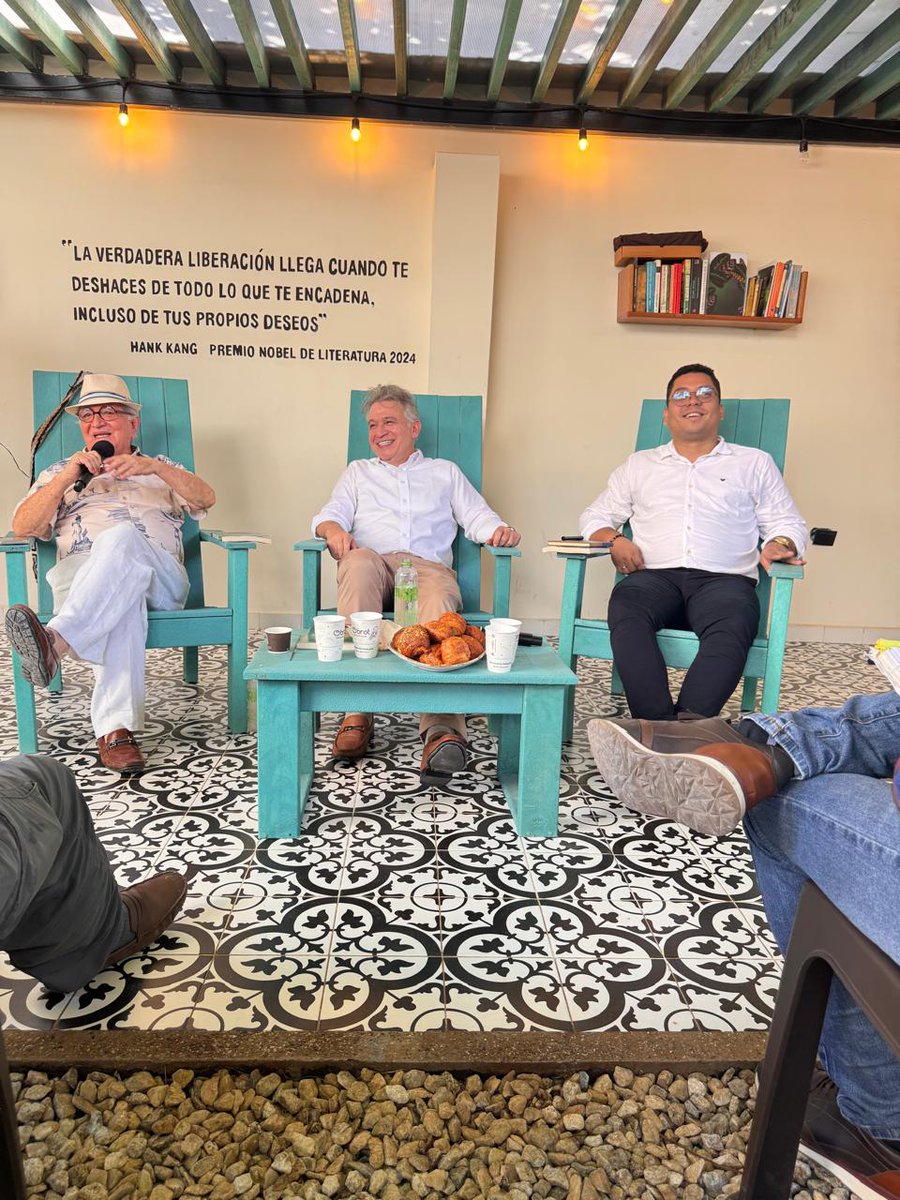 MagdalenaLider's tweet photo. #EsNoticia | La semana pasada se vivió un emotivo y exitoso lanzamiento del libro #SeHizoLaLuz, obra del autor @JLastraFuscaldo, en la Librería @cafedepombo de Santa Marta, un encuentro que reunió a lectores y amantes de la literatura alrededor de la palabra y la reflexión.

El evento contó con los valiosos comentarios del profesor, sociólogo, filósofo y escritor Edgar Rey Sining, y la moderación de Pedro David Tobías, CEO de Magdalena Líder, quienes enriquecieron el diálogo en torno a la obra y su significado.

Si no pudiste acompañarnos, aún estás a tiempo de descubrir esta inspiradora publicación. 📖

👉 “Se hizo la luz” está disponible para la venta en la Librería Café de Pombo.

¡Adquiere tu ejemplar y sumérgete en una obra que ya empieza a conquistar lectores!

#SeHizoLaLuz #JavierLastra #LiteraturaColombiana #SantaMarta #CaféDePombo #LecturaQueInspira #MagdalenaLíder