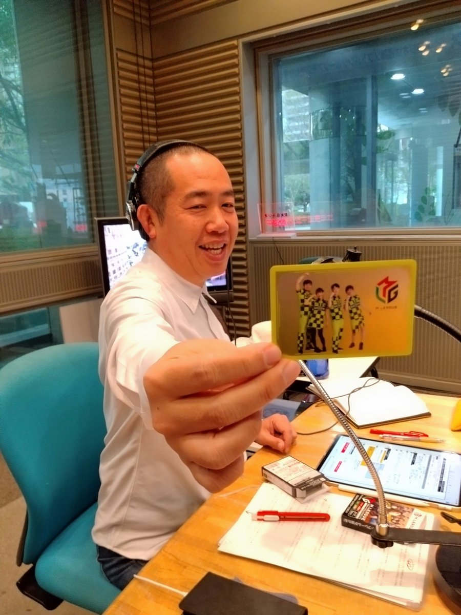 rkbtoi's tweet photo. バレンタインにピエールマルコリーニのチョコレートが欲しい山口さん🙋‍♂️

月曜日パーソナリティー植村さんの
ぬいぐるみ開封式に対抗して
MLEAGUEウエハースの開封式を火曜日に開催🎁
（麻美さんのコーナー中も開封してました🤣）
開封式の様子を少しだけお届け🤗

#toi3 #MLEAGUE #RKBラジオ https://t.co/aR7pJjaRVo