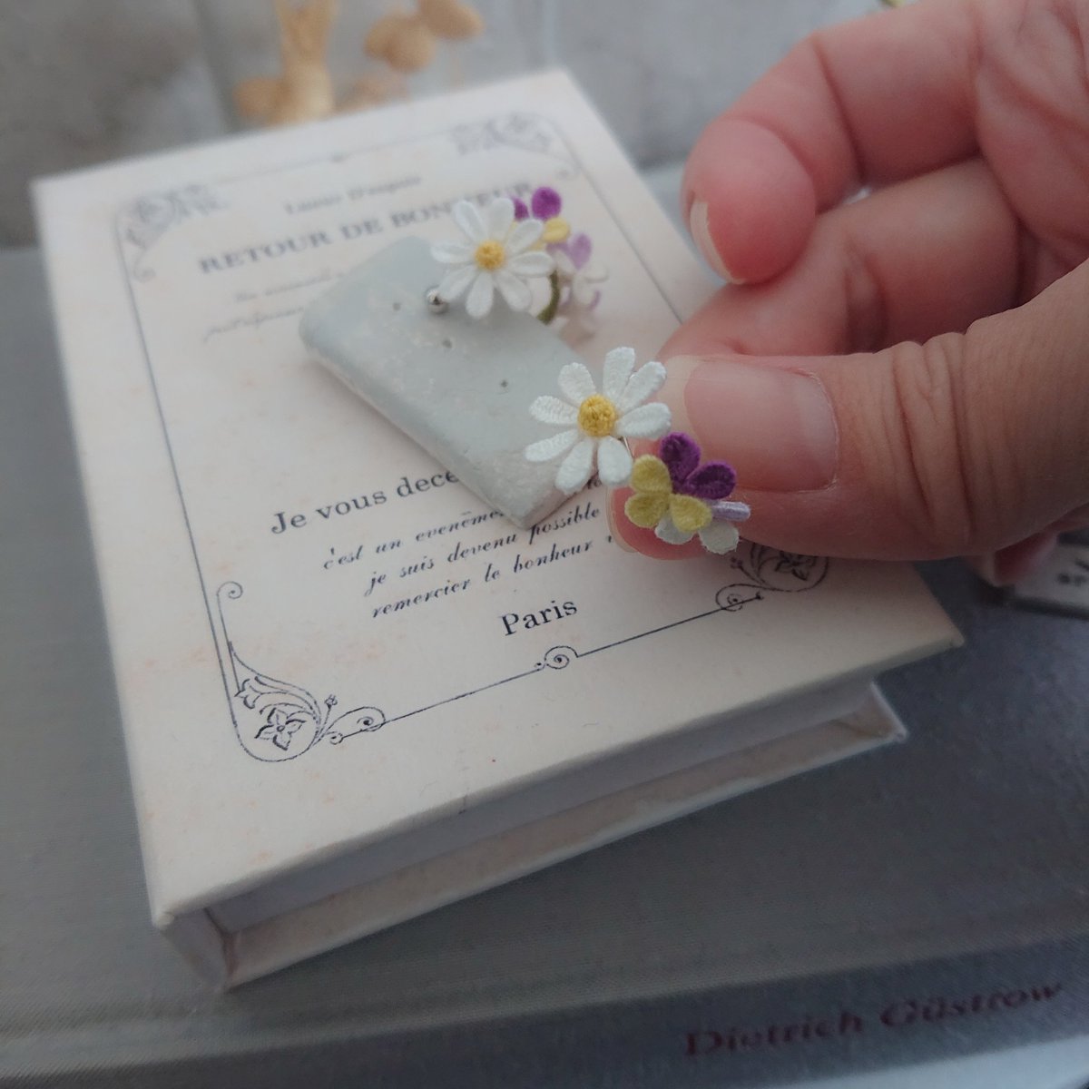 おはようございます

春の糸花へ向けて作製中です♪

イヤーカフ
サクッとつけられて
好きなんです✨

ビオラの色を変えたり
小花にしたりして
作製いたします

ꕥꕥꕥꕥꕥ 
#春の糸花2026
2026年3月28〜29日 
<a href="/itohana_ex/">春の糸花2026 2026/3/28-29 byイトハナ</a> 
ル シェル ブルー（東京・自由が丘）

#編み物