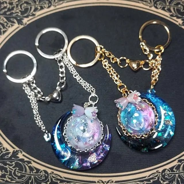 (ゴールド)月と半球ペアキーホルダー #minne 
minne.com/items/44883941