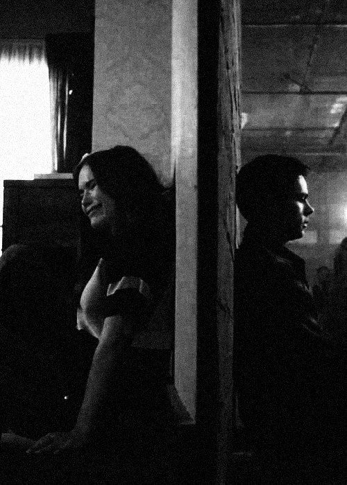 Reply Late हो गया

लड़की हमेशा कहती थी. "लेट रिप्लाई मत किया करो, डर लगता है।" लड़का ध्यान रखता था। हर मैसेज का जवाब समय पर, हर कॉल पर मौजूद। एक दिन लड़का मीटिंग में फँस गया। मैसेज देखा, जवाब नहीं कर पाया। एक घंटे बाद लिखा "सॉरी, फँस गया था।" Seen हुआ। जवाब नहीं आया। रात तक उसने