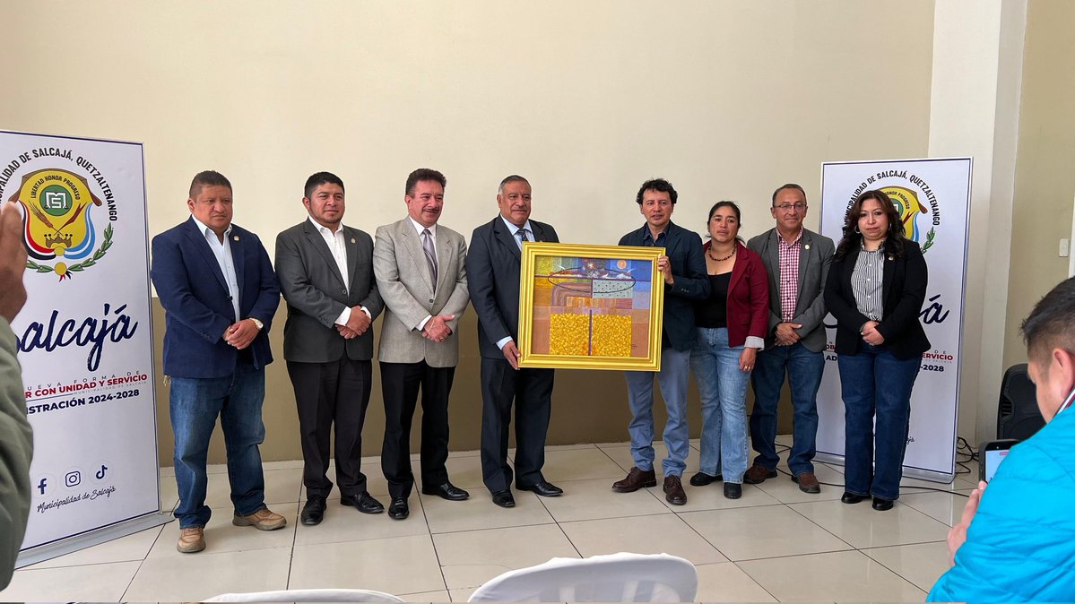 ¡Salcajá inmortaliza su resiliencia! Hoy 9 de febrero arrancó el mural "El Silencio en Toque de Queda 2020".  El Alcalde William Calderón y su Concejo lo iniciaron junto al maestro salcajense Sergio Alvarado.  Un gigante de 4.50m x 6.35m en carboncillo, acrílico y óleo! #Salcajá