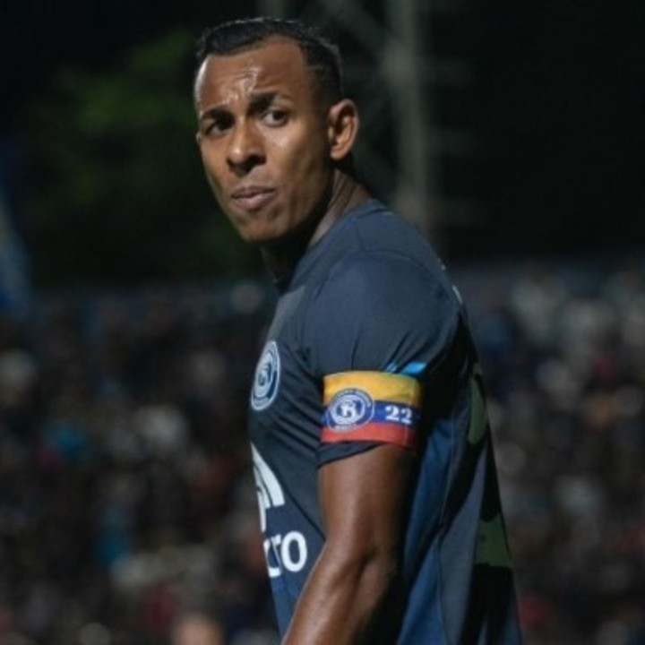 Todo bien con Colombia, amo a Colombia y a mis amigos colombianos. Pero que un equipo como <a href="/CSIRoficial/">Independiente Rivadavia</a> ceda a los caprichitos de este tipo que tuvo que pagar para arreglar sus problemas de género...mmm. El brazalete siempre con la bandera del club o con los colores argentinos.