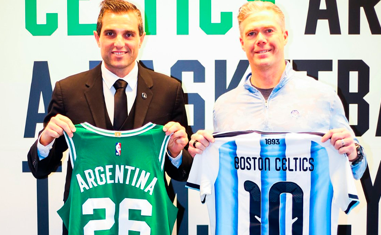 basquetplus's tweet image. La franquicia más ganadora de la NBA se asoció para acompañar la expansión global de la casa del fútbol argentino, que tiene a Estados Unidos como un mercado prioritario.

Los Celtics cerraron una alianza con la AFA
basquetplus.com/nba-boston-cel…
#NBA #BostonCeltics #AFA