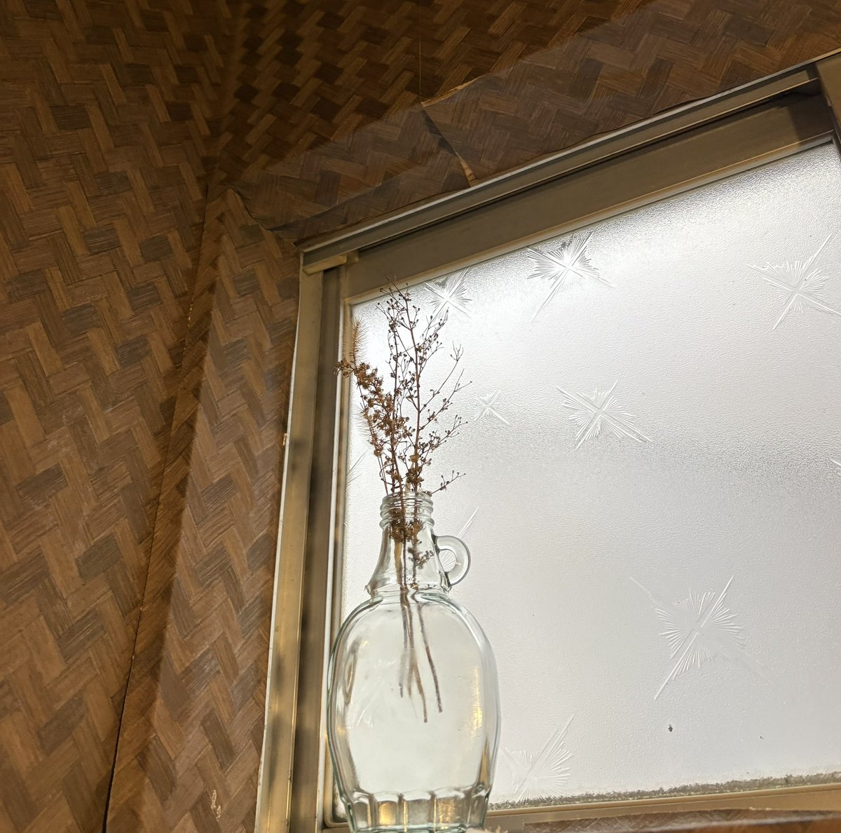 日々詩喫茶室☕️

おはようございます。
はがれてきた壁紙を直しましたが直し方が下手くそ過ぎて余計目立っているようなのでドライフラワーのような草木を飾ってみましたが、まだ目立っていると思います。(じ)