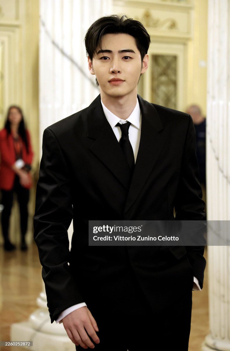 “เขาได้รับเชิญอย่างเป็นทางการจากคณะกรรมการโอลิมปิกสากล (IOC) ให้เดินพรมแดงในพิธีเปิด ซึ่งเขาเป็นชาวเกาหลีเพียงคนเดียว ที่ได้รับเกียรตินี้” 

ขอไฮไลท์คำว่า “ชาวเกาหลีเพียงคนเดียว” มันแสดงให้เห็นชัดเจนเลยว่า แต่ละงานแต่ละโอกาสที่ซองฮุนได้รับ มันไม่ใช่ใครก็ได้อะ