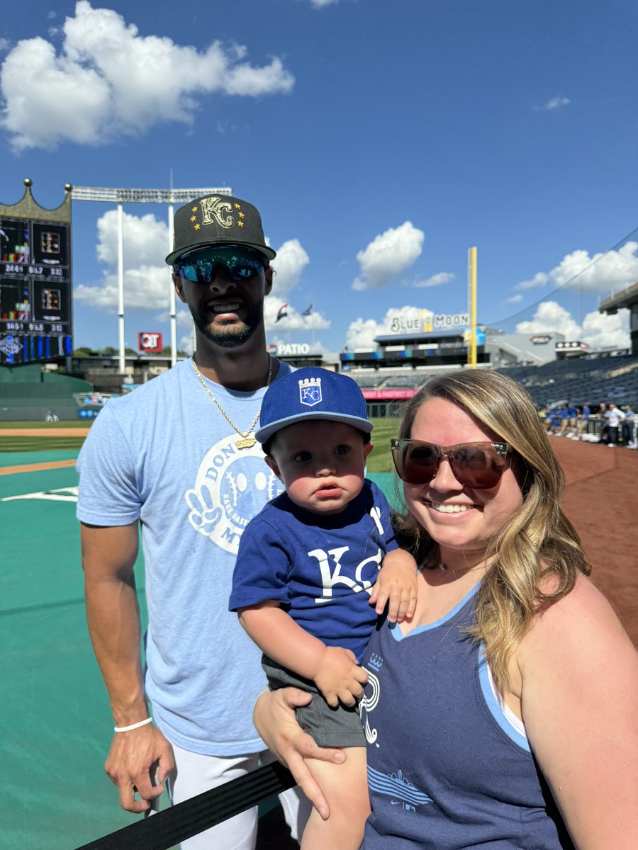 TylerDiveley's tweet photo. @mjmelendez7 Wish you nothing but the best in New York! Cheering for you! Thanks for taking this photo with us in 2024! #ForveverRoyal https://t.co/DA7crkpbHK