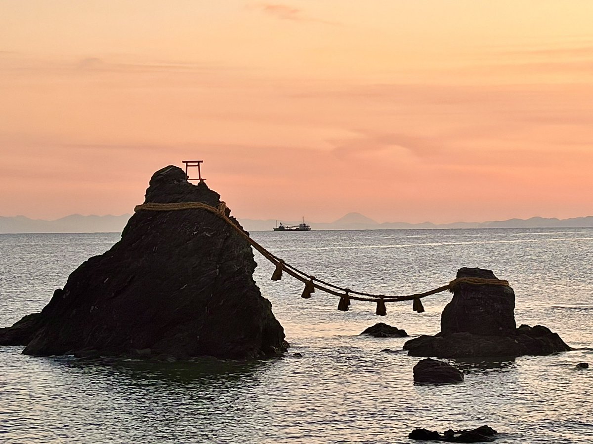 今朝は二見の夫婦岩から富士山が見えました。