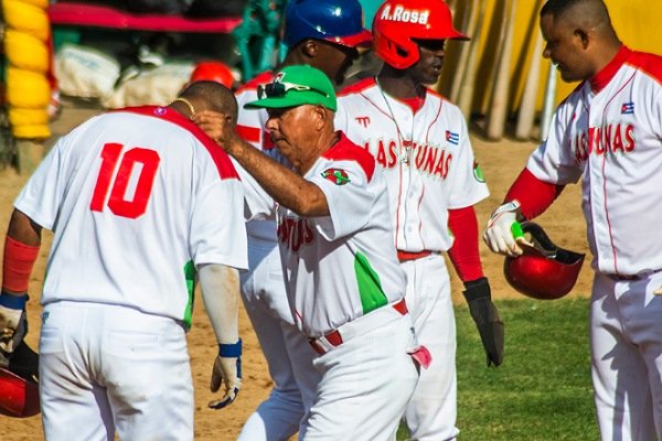 El Rey buscará tercera corona sucesiva en la #64SNB
El elenco de Las Tunas venció hoy 4x3 al de Artemisa, y discutirá la final contra Matanzas, en la sede neutral del Estadio Latinoamericano. #Beisbol #BeisbolCubano #InderCuba65 #InderEsPatria
jit.cu/NewsDetails.as…