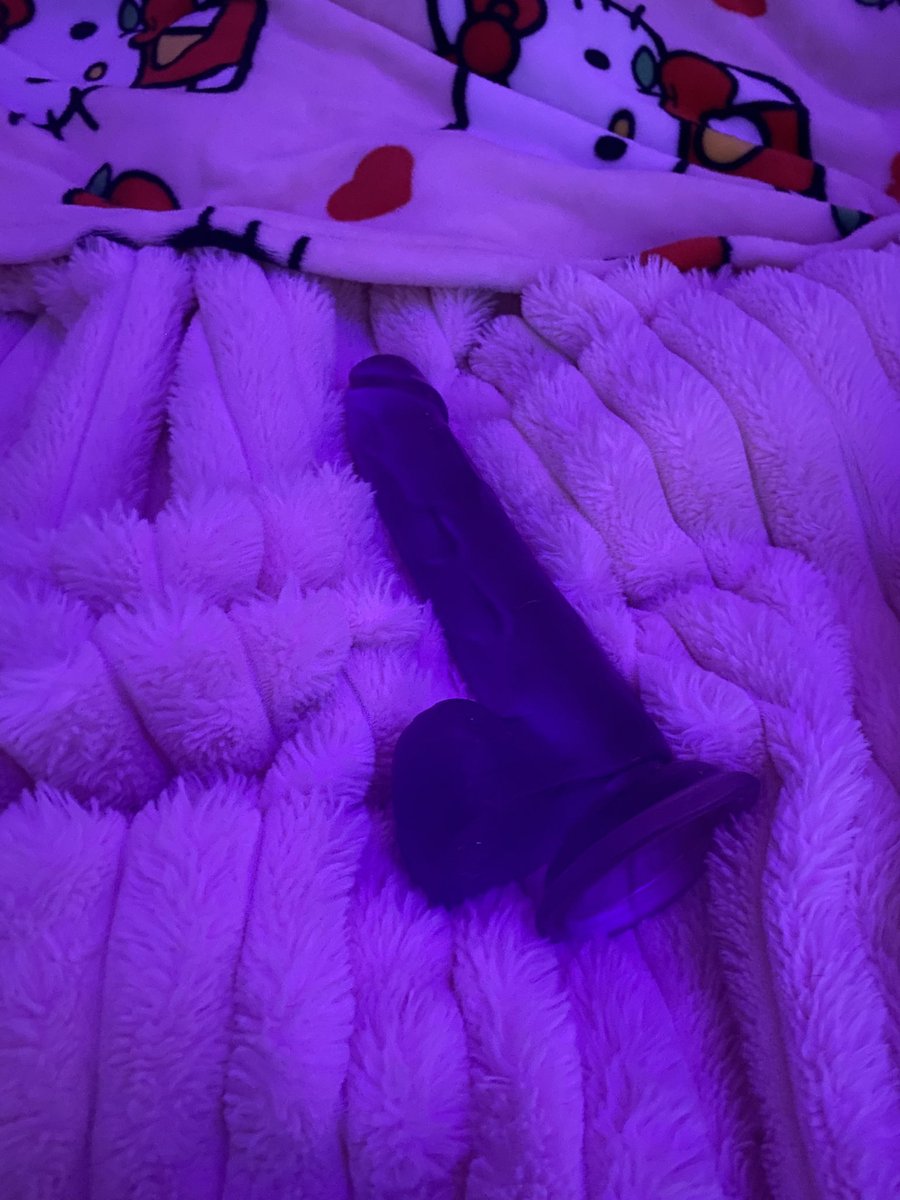 who wants to see me fuck myself ? 👀👀