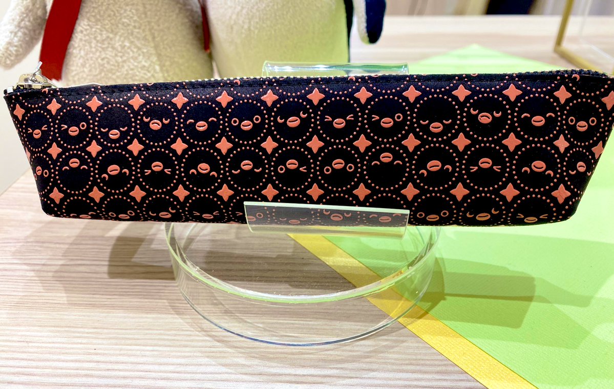 こんにちは！
🐧《本日発売》🐧
Suicaのペンギン、十色シリーズより黒革にピンク漆のペンケースとファスナー小銭入れが販売です❣️
ペンケースは5720円、小銭入れは2420円。いずれも税込です。
数量限定となります🐧✨
北千住マルイ店、皆様のご来店、お待ちしております😊

#印伝　#Suicaのペンギン