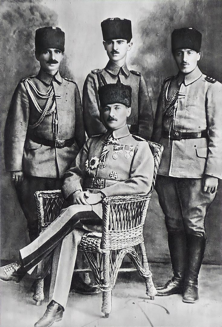 MetehanAksoy112's tweet photo. Bir acı gerçeği söylemek istiyorum:
"Savaşın çetin dönemlerinde #Atatürk'ün yanında kalan, en zor anlarındaki tek dostları; ölüm arkadaşları ve yaverleriydi. Salih Bozok, Şükrü Tezer ve tabi ki Cevat Abbas Gürer."
Fotoğraf #Halep`te çekilmişti.
#AynıYağmurAltında #FBvsGB https://t.co/TjBaopxTXu