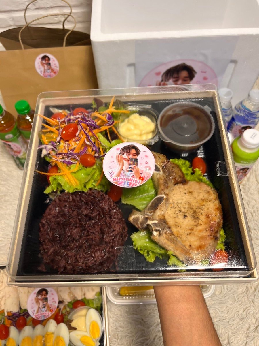 hirunkitfans's tweet image. 🍝 10.02.2026
Food Support for Nani : Breakfast

#NaniFoodHug
#WUTheSeries 
── ♡ #hirunkit_ @Hirunkit_

' Hope your filming goes smoothly and happily, Nani! 🎥✨ Don’t forget to take care of your health and enjoy lots of good food. We’ll always support you! 💖 '

🩷 Thank you…