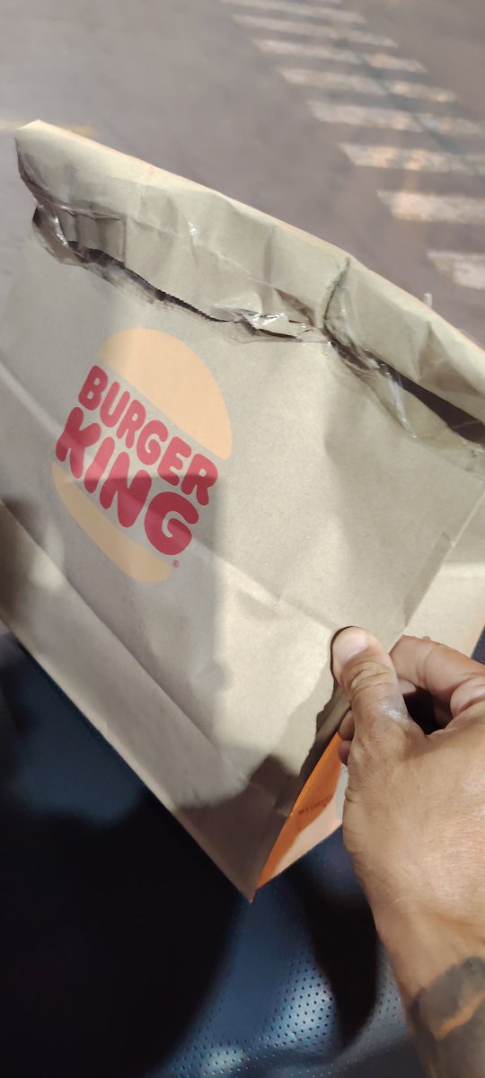 Ghosthrecom2020's tweet photo. @BurgerKing @BurgerKingCL Que es esto? Con tanto dinero y no tienen para hacer algo más presentable? Como entregan un producto así? Esa es la presentación de la marca... Terrible https://t.co/C5Z10Na2X4
