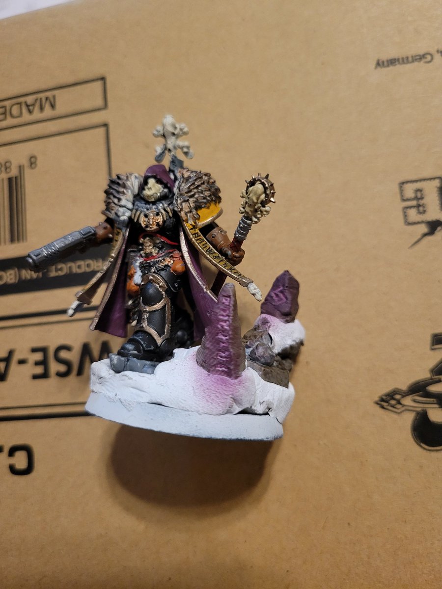 "Another batch of pups.... lost to the curse... pitty" finished the custom.base for the wolf priest which is one of my favorite character models for the space wolves! #warhammer40k #art