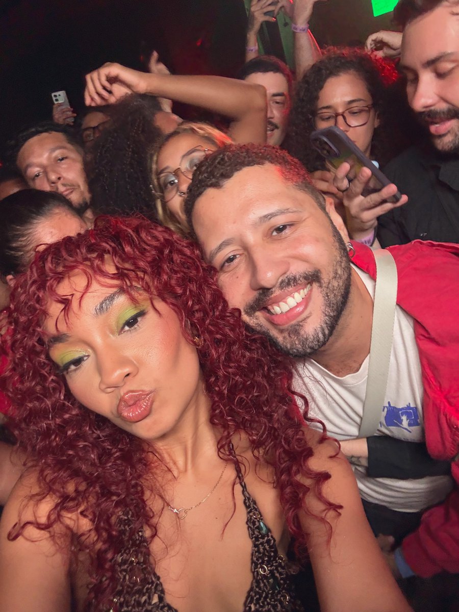 Ela deu oi mesmo 🥹 <a href="/LeighAnneMusic/">Leigh-Anne</a>