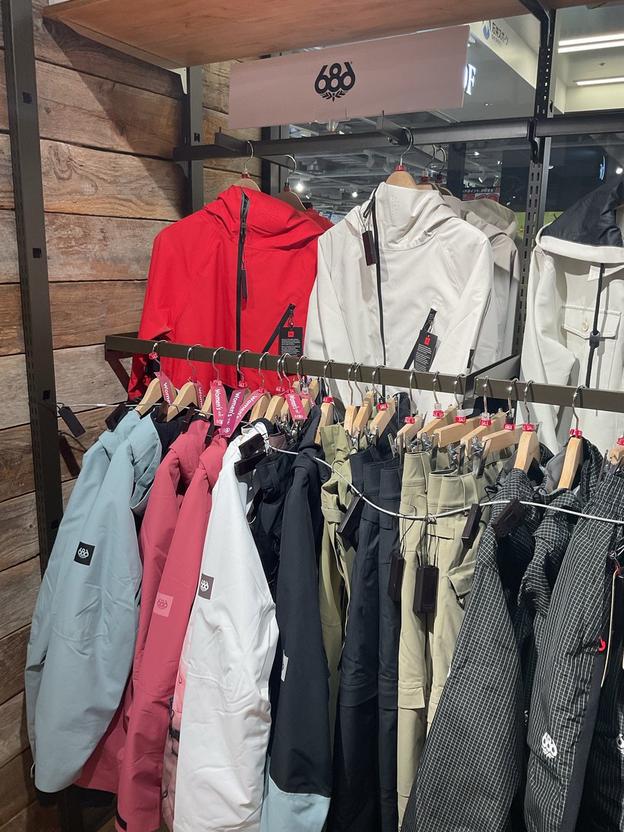 ishii_links_umd's tweet photo. スキーコーナーです⛷️

686(シックスエイトシックス)の
ウェアが入荷しております🇺🇸

全米で大人気のウェアがレディースウェアも
入荷致しました🆕
メンズウェアはサイズ豊富にご用意しております！

是非店頭にてお試し下さい！！🏂❄️ https://t.co/h9bll71cFH