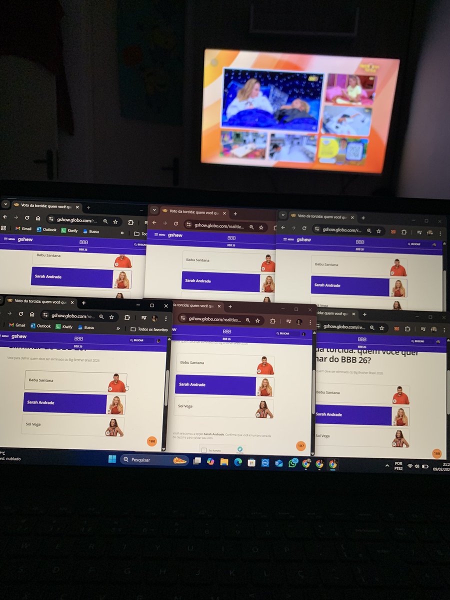 A cada curtida ou RT eu dou mais 10 votos na SARAH CAÇA ENREDO.

Quem vem comigo? 

#ForaSarah 
#BBB26