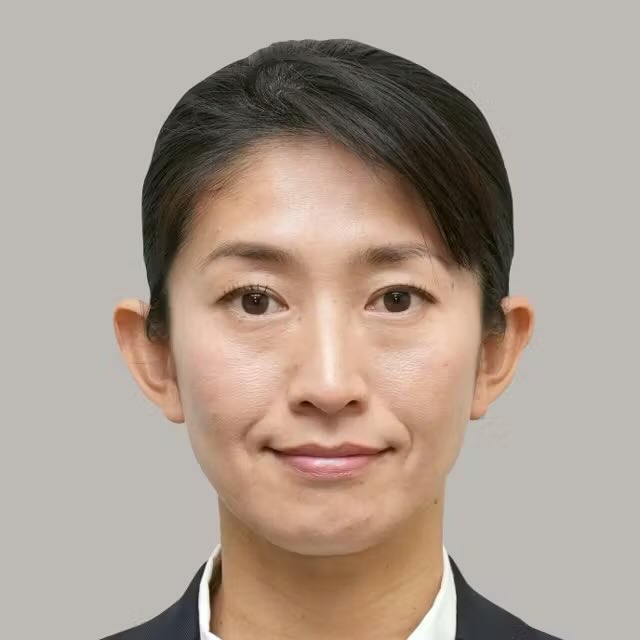 左の画像もしっかりメイクしてるのに、カラーレスメイクとスッピンの