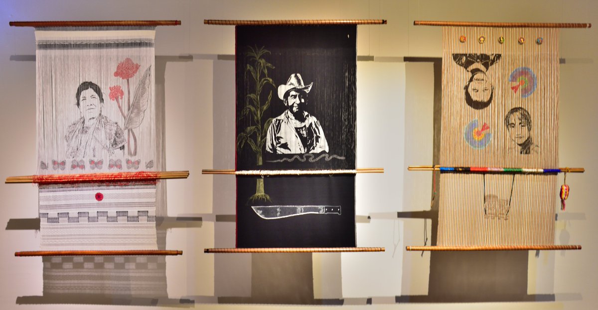 Ome Yolotl (Dos corazones), Pedro Martín y Marianne Sadowski entrelazan memoria y territorio en 3 telares de cintura intervenidos con serigrafía: Rostros, maíz y danzas de Cuetzalan, Pue., que reafirman la identidad.
👉Bienal Arte/Sano ÷ Artistas 8.0
📆Hasta el 22 de febrero