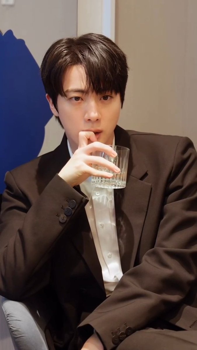 반깐 수트석진 미텼다🧎‍♀️