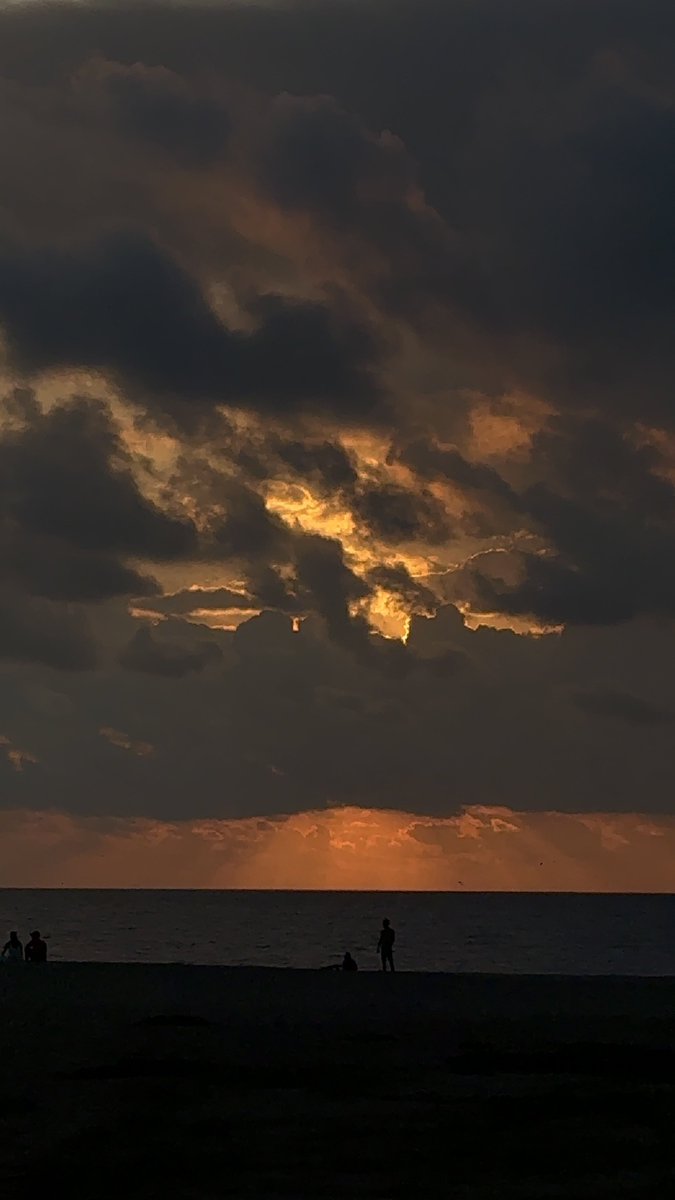 Quizá los atardeceres nos gustan tanto, porque nos recuerdan que también hay cosas que no controlamos, que son hermosas, y que seguirán pasando con, sin o a pesar de nosotros…
