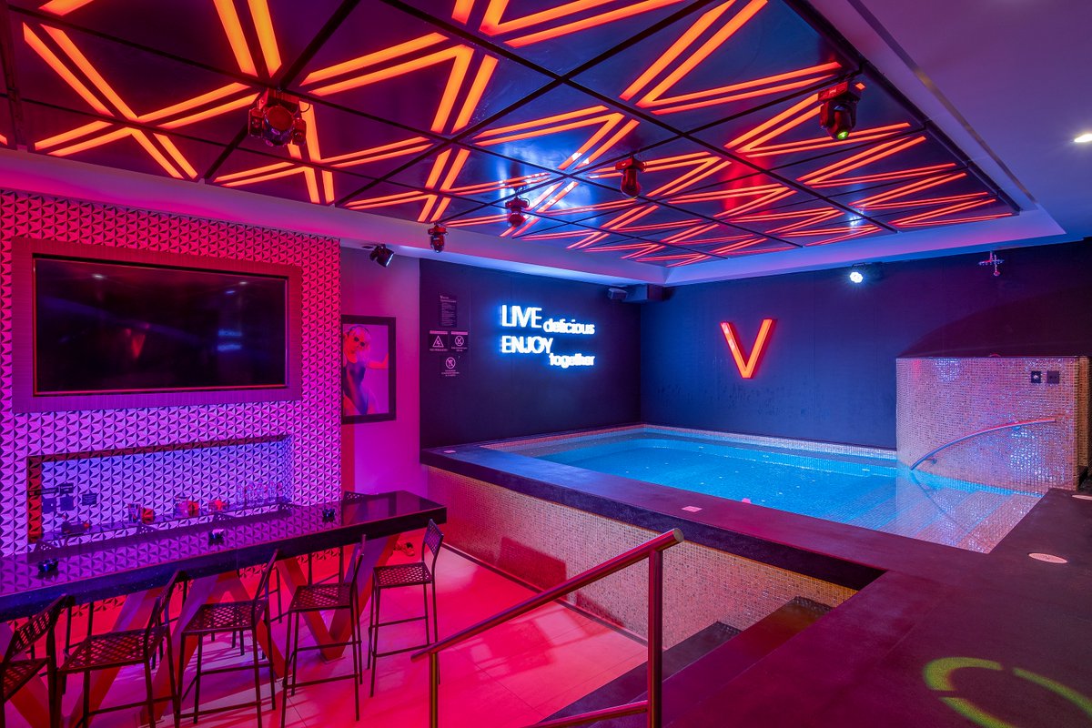 vboutiquehotels's tweet image. Valentine's también se disfruta con amigos, con quien reservas una #PoolParty? 🍹🎉 RESERVA AHORA: vmotelboutique.com/reservaciones/