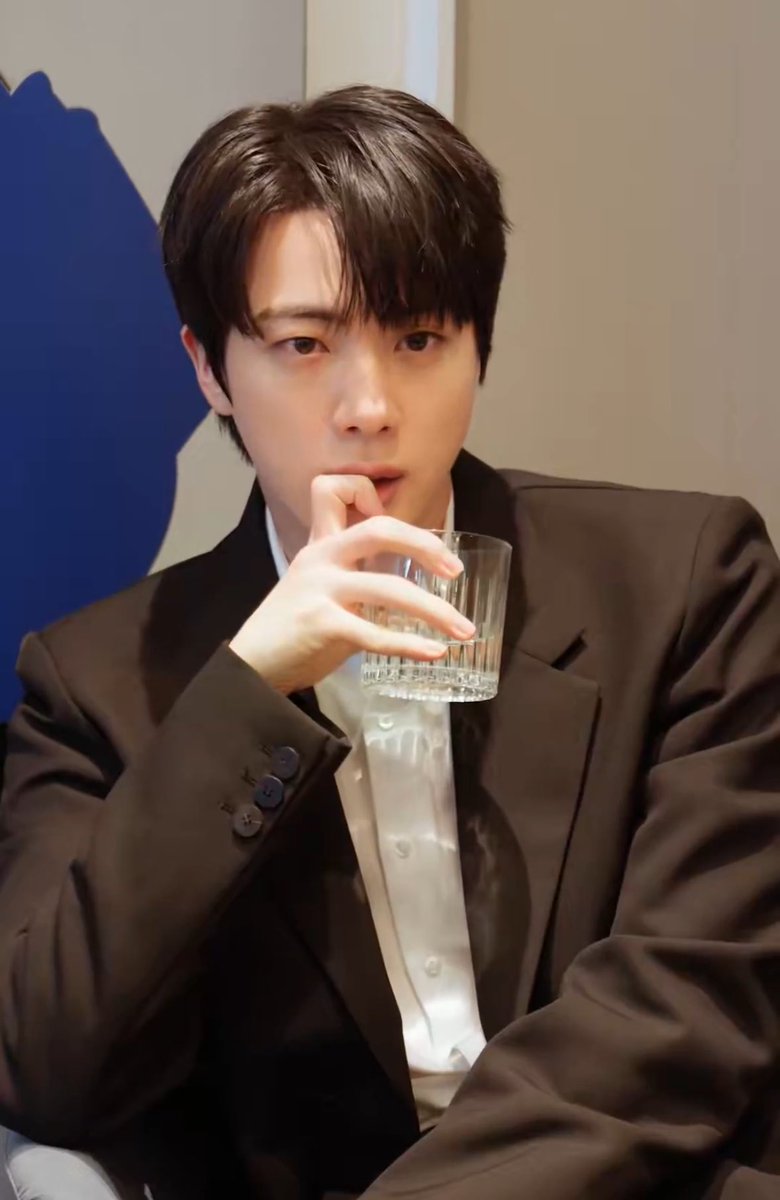 HELLOOOOO WTF this is so seductive 

JIN FOR IGIN
#JinxIGIN #IGINbyJin