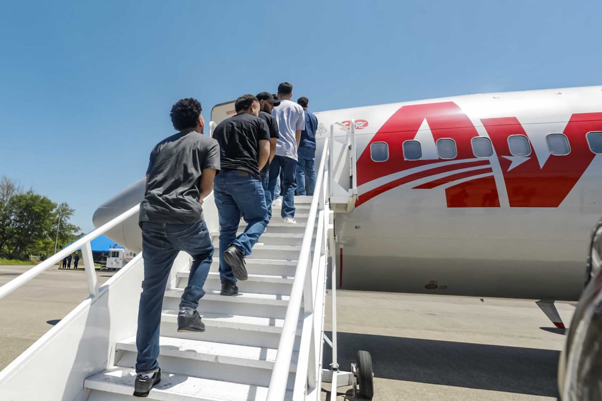 El vuelo humanitario que retornó a 101 connacionales deportados, es positivo.

Sin embargo, cientos de familias de colombianos en el exterior, necesitan que <a href="/CancilleriaCol/">Cancillería Colombia</a> informe:

1️⃣ Próximos vuelos programados, periodicidad, capacidad, logística y financiación.

2️⃣ Situación