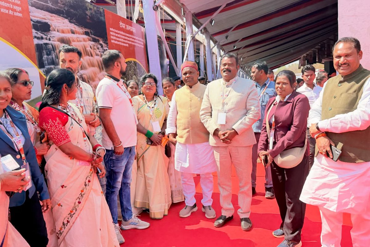 आज जगदलपुर में आयोजित बस्तर पण्डुम 2026 के भव्य एवं गौरवशाली समापन समारोह में सहभागिता का सौभाग्य प्राप्त हुआ। इस अवसर पर देश के यशस्वी केंद्रीय गृह एवं सहकारिता मंत्री माननीय श्री @amitshahofficial जी तथा छत्तीसगढ़ के माननीय मुख्यमंत्री श्री <a href="/vishnudeosai/">vishnudeosai</a> जी की गरिमामयी उपस्थिति