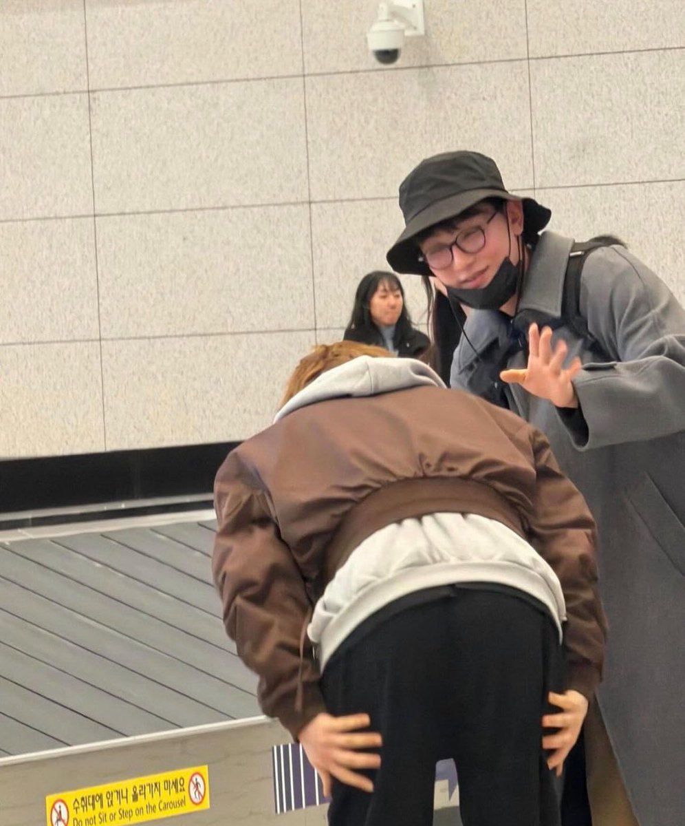 AWWW daesung was spotted at the airport signing stuff for a few fans, and noticed a senior was there too so he gave over a 90 degree bow 😇 the sweetest ever