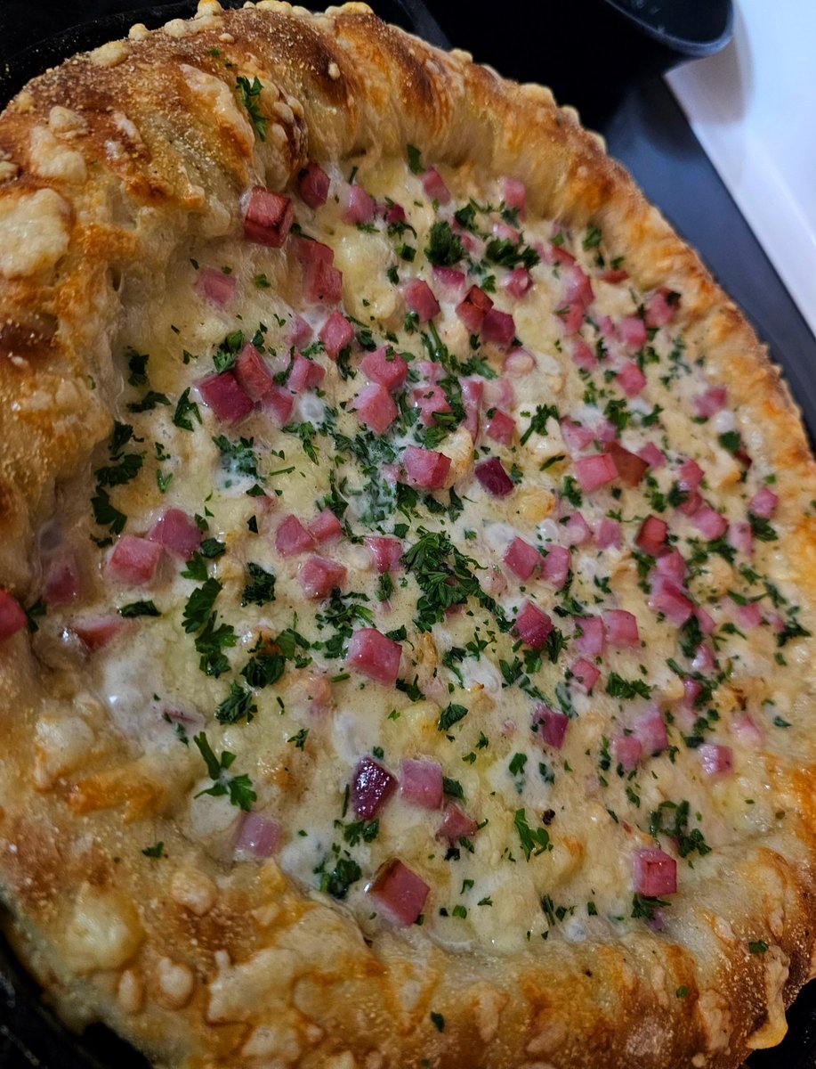 XRPcook's tweet photo. #chickencordonbleu #stuffedcrust #pizza https://t.co/roqJdA1Va7