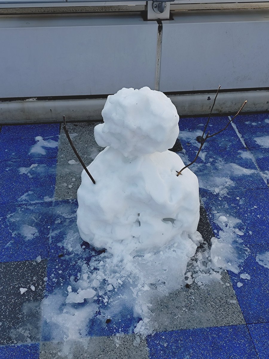 仕事先に出てきたら昨日の雪だるまが復活してた😃
