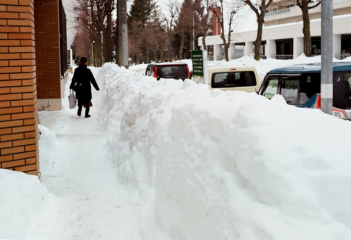 teng_zuo's tweet photo. ブログ更新です。下をクリックしてお読みください。
https://t.co/kg6ZT7GMa1
「歩道の雪と選挙後の不思議な自責感」
#VITESSA L
#ColorSkopar 50mm F2.8
#Kodak Gold200 https://t.co/Y5hvOXPIdl